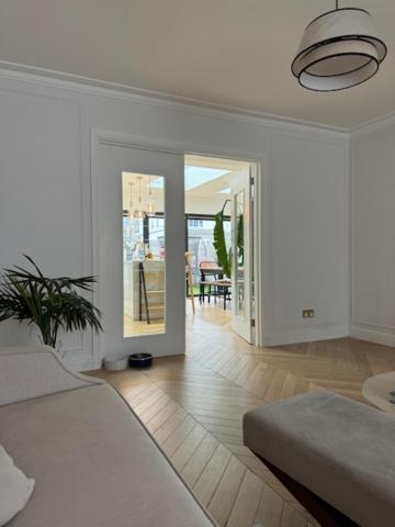Chiswick Private Bedroom Homestay *